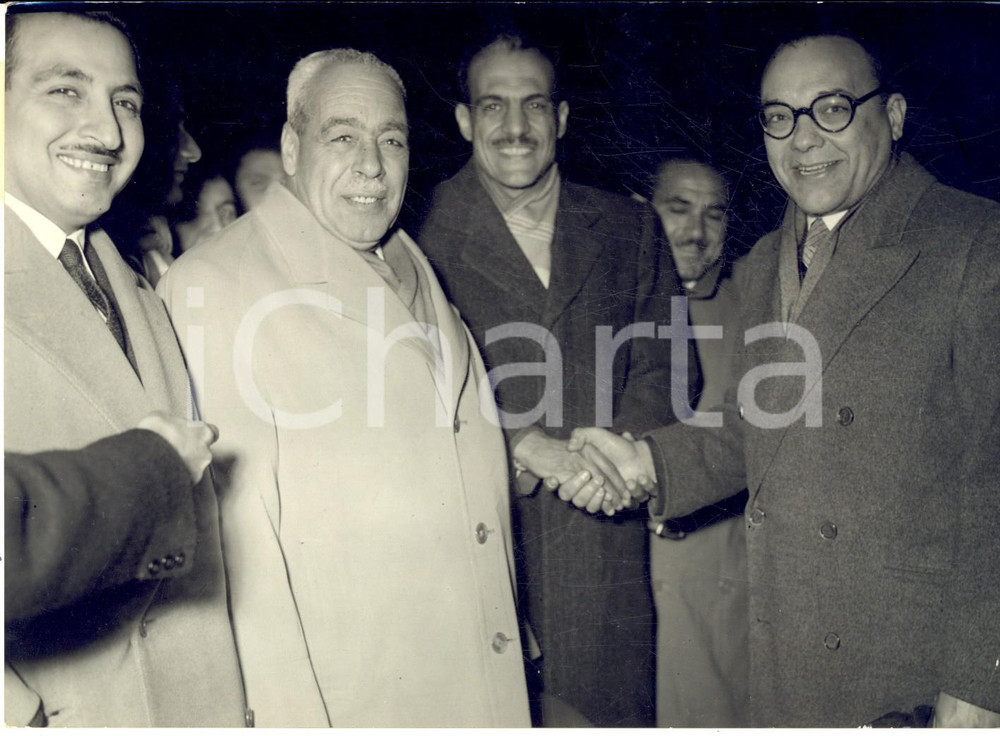 1954 MILANO CALCIO Console d'Egitto accoglie la squadra nazionale *Foto Fotografia d'epoca con didascalia coeva.  CONDIZIONI: G (ma lieve sovraimpressione) FORMATO: 13x18 cm    originale e autentica 1