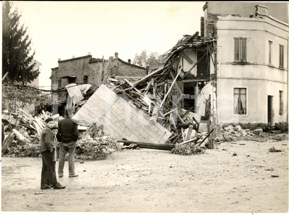 1958 Area di BRESCIA - Danni del maltempo - Una casa distrutta - Foto 18x13 cm Fotografia d'epoca con didascalia coeva.  CONDIZIONI: G (ma minima piegatura al margine superiore) FORMATO: 18x13 cm    originale e autentica 1