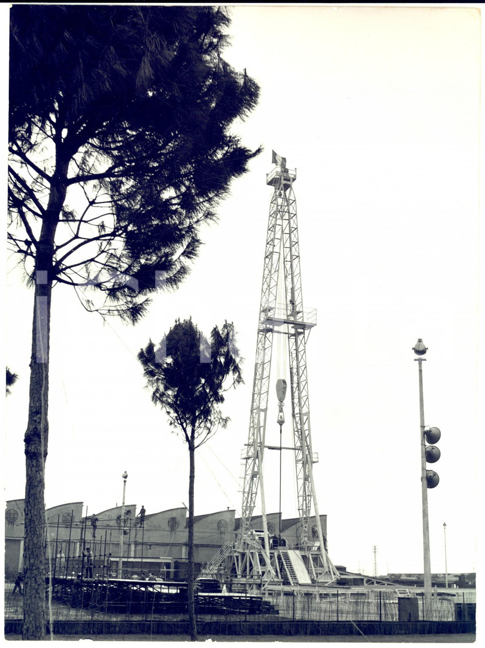 1957 FIRENZE PIGNONE Costruzione di una sonda petrolifera per AGIP *Foto Fotografia d'epoca con didascalia coeva.  CONDIZIONI: G (ma lievi graffi superficiali) FORMATO: 18x24 cm    originale e autentica 1