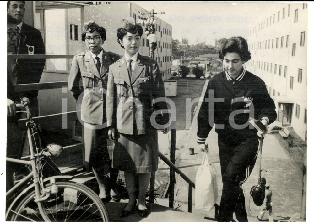 1964 TOKYO OLIMPIADI Poliziotte sorvegliano il quartiere femminile *Foto 18x13