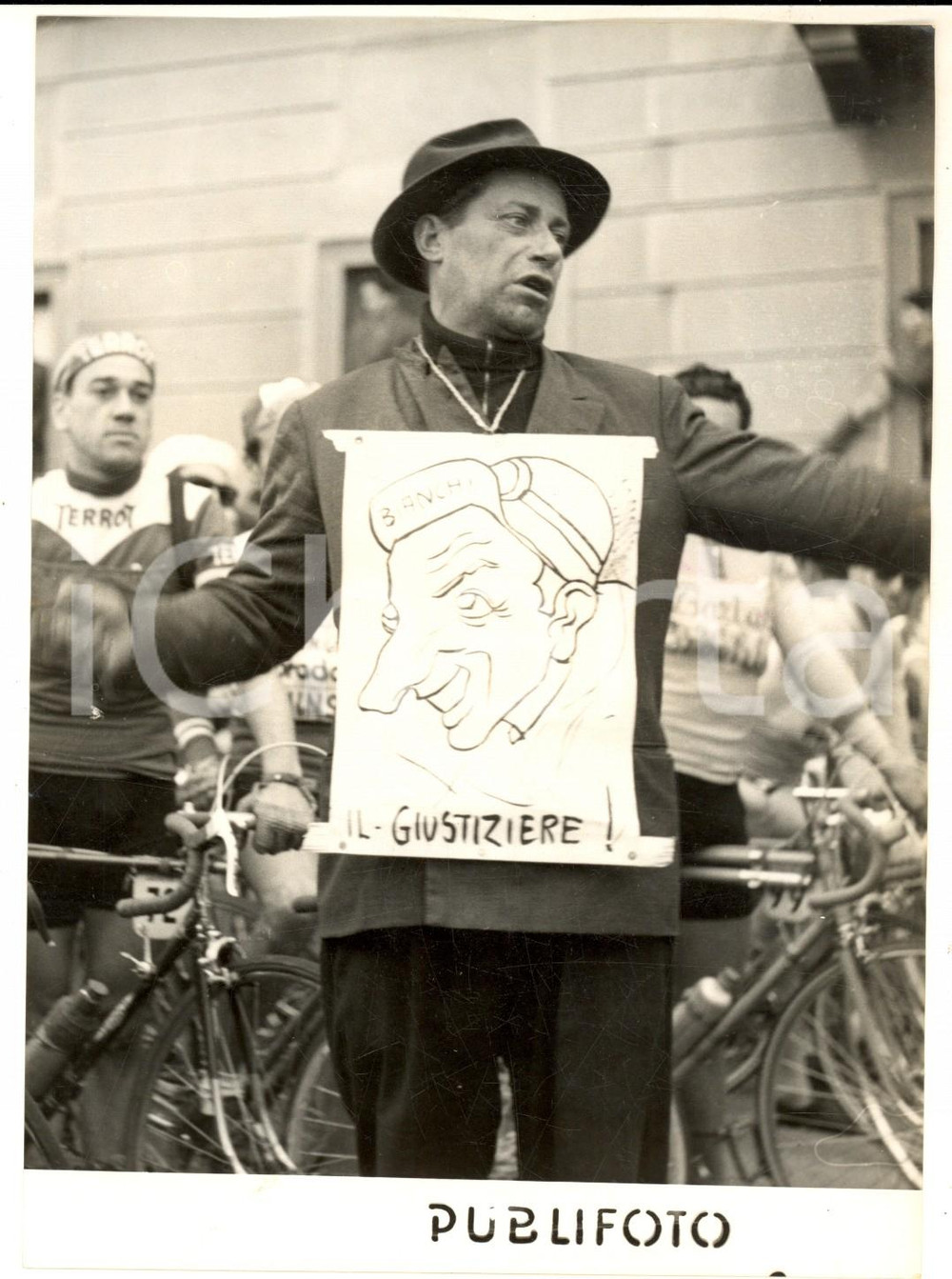1954 CICLISMO MILANO-SANREMO Cartelli pro Fausto COPPI alla partenza *Foto