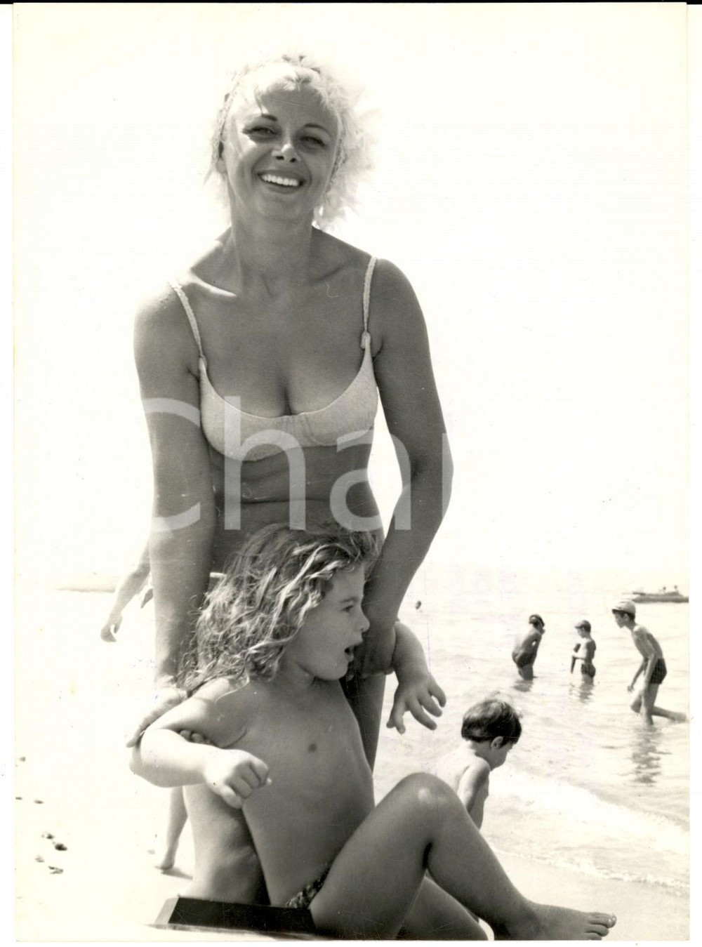 1966 FREGENE Sandra MILO al mare con la figlia Debora *Foto 13x18 cm