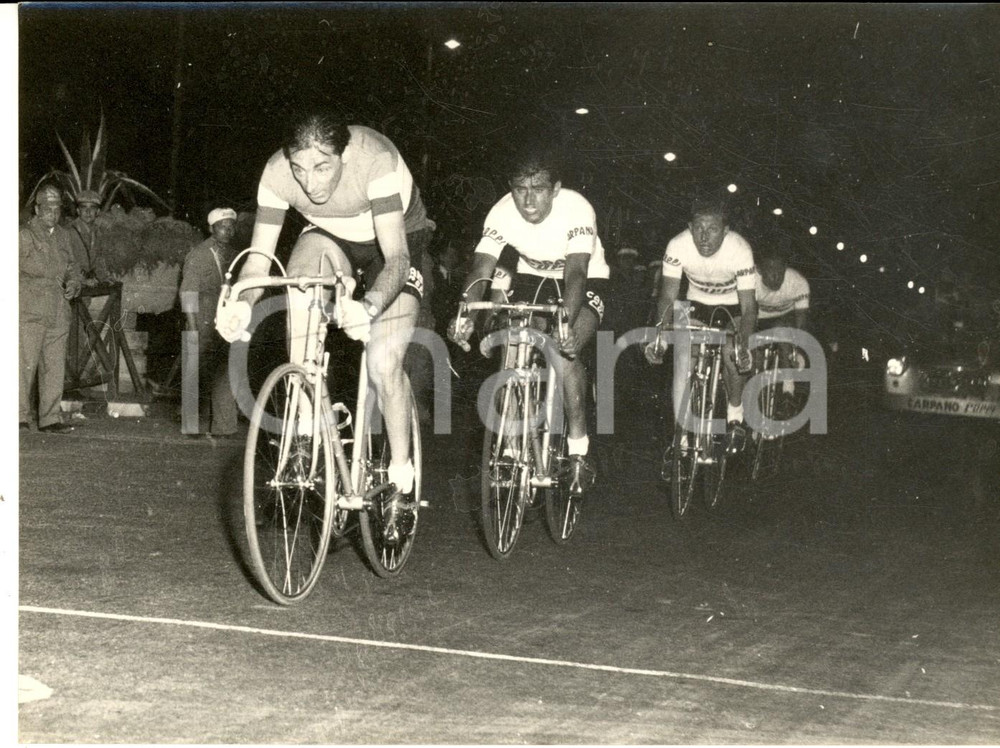 1955 ca CICLISMO ITALIA Fausto COPPI primo al traguardo durante una gara *Foto