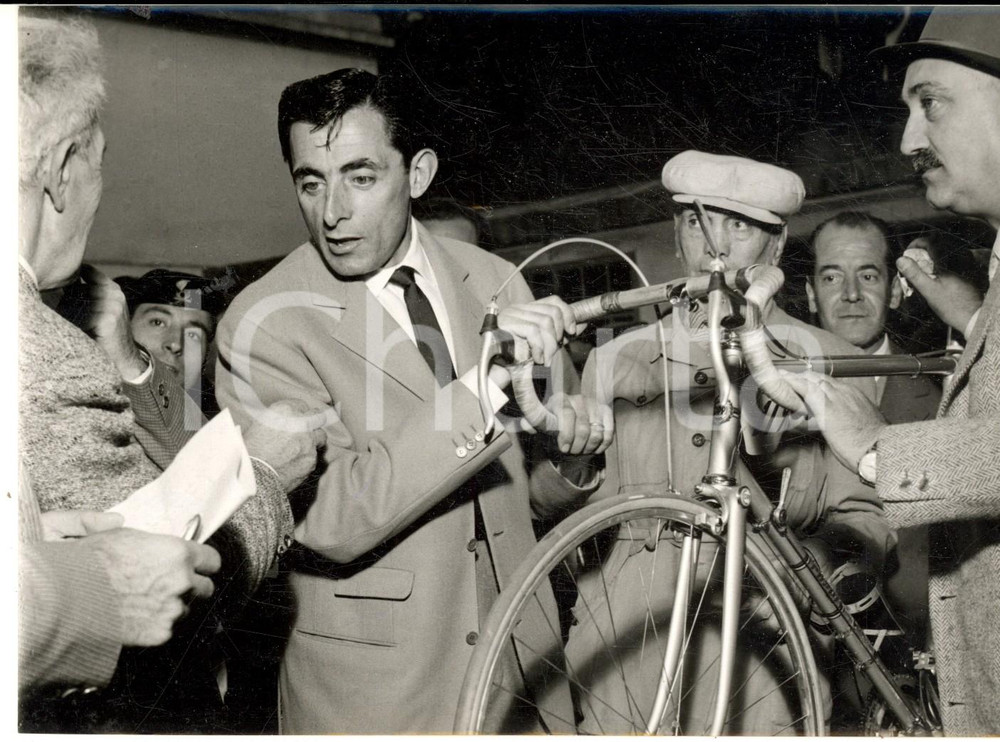 1956 MILANO GIRO DI LOMBARDIA Fausto COPPI alla punzonatura *Foto 18x13 cm