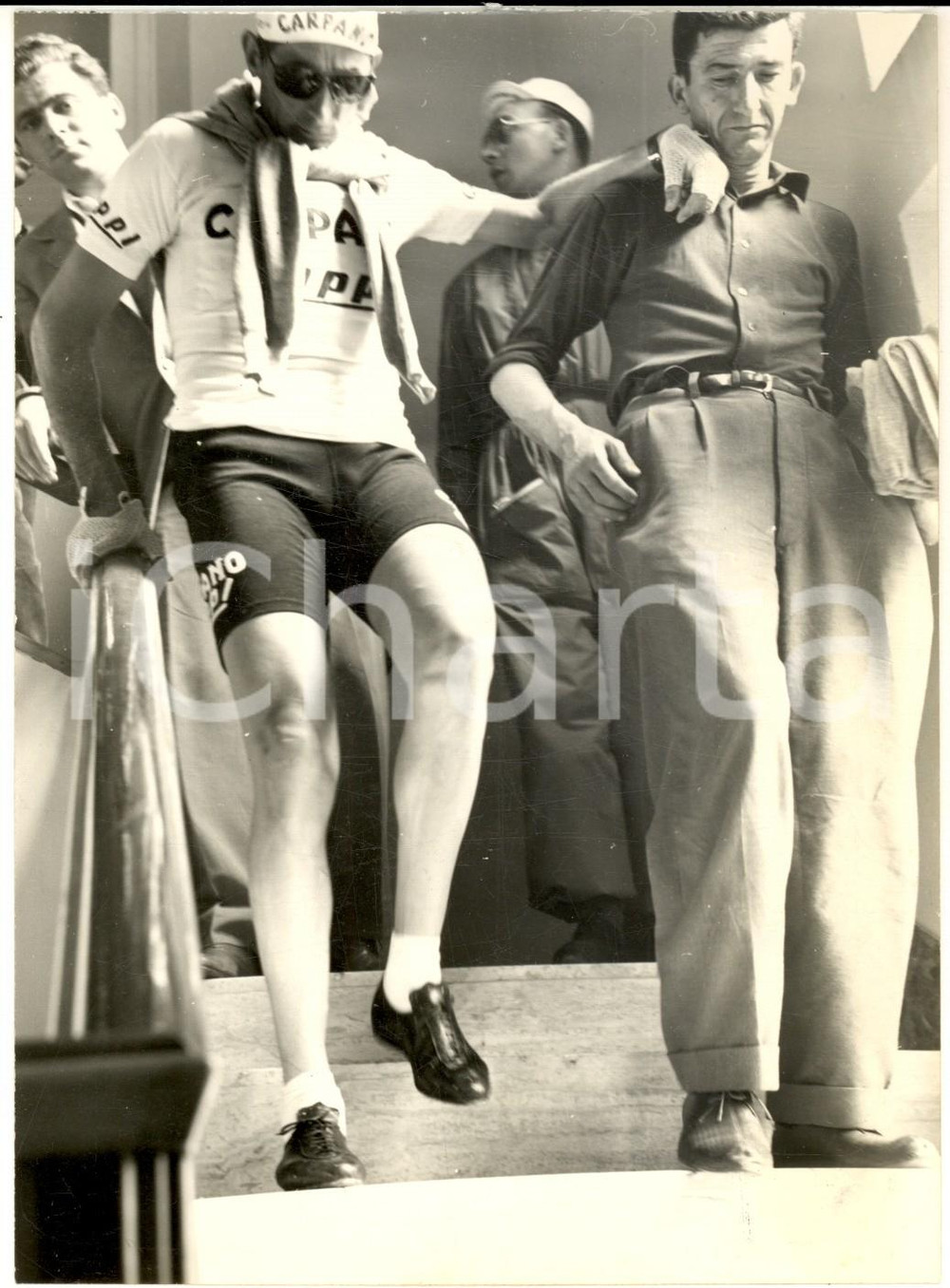 1956 CICLISMO GIRO D'ITALIA Fausto COPPI con il massaggiatore dopo il ritiro 