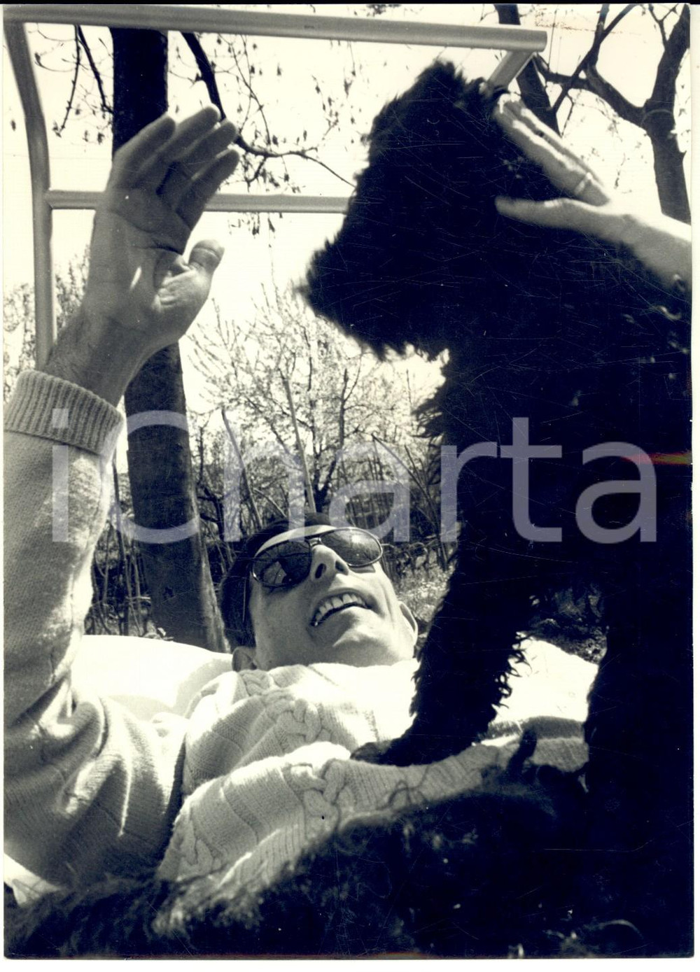 1957 NOVI LIGURE Fausto COPPI gioca con un barboncino nella sua villa *Foto 