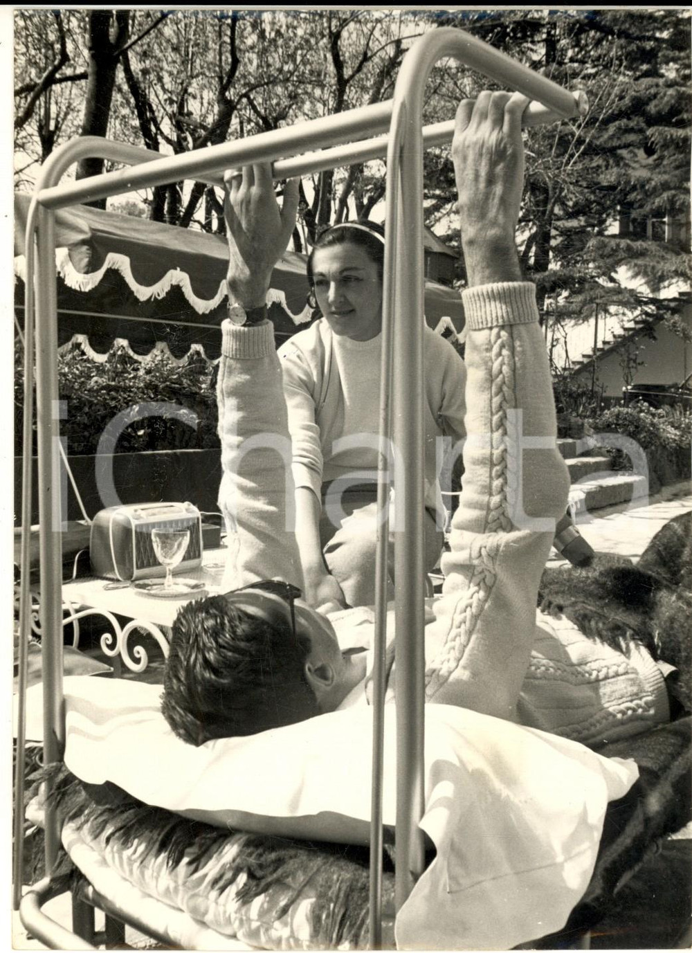 1957 NOVI LIGURE Fausto COPPI convalescente nella sua villa con Giulia Occhini