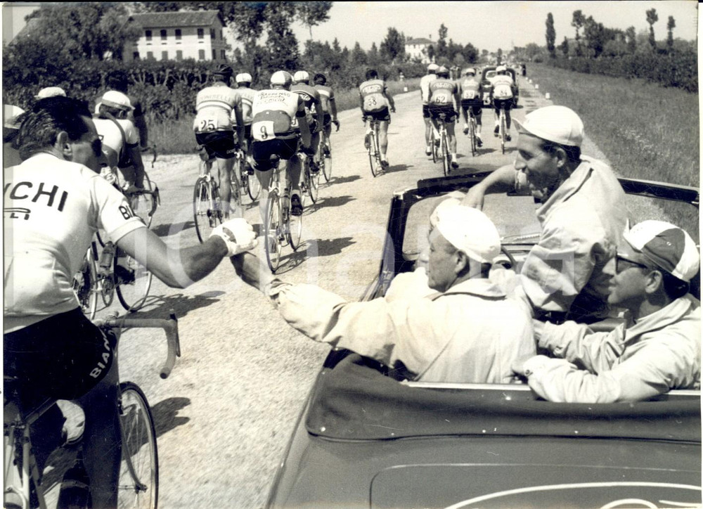 1955 ca GIRO D'ITALIA Fausto COPPI mostra la foto del figlio a Gino BARTALI Foto