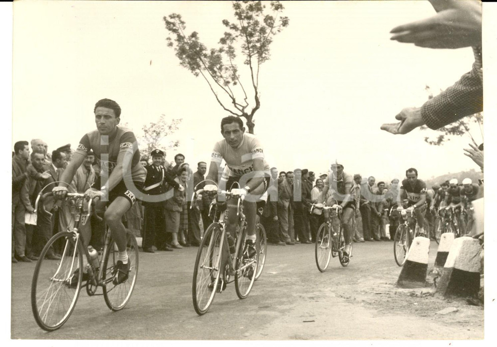 1955 CICLISMO GIRO D'ITALIA Fausto COPPI nel gruppo acclamato dai tifosi *Foto