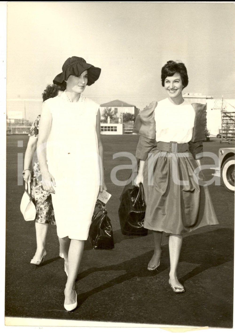 1959 ROMA Silvana MANGANO in partenza per il Ferragosto con la sorella - Foto