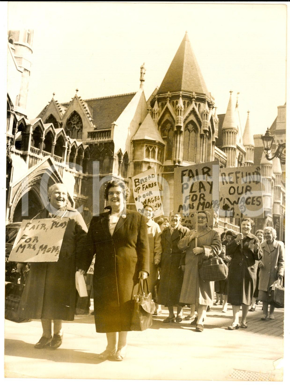 1960 LONDON The "Mrs MOPPS" steage their own protest march *Photo 15x20 cm
