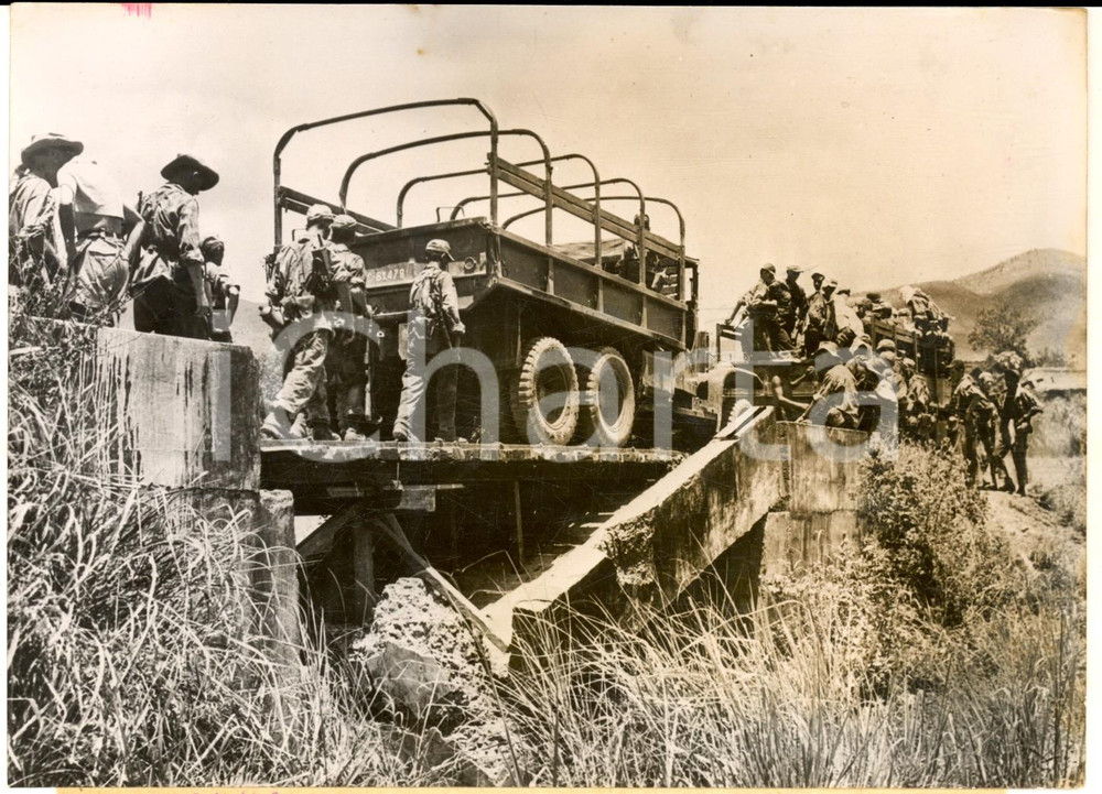 1953 GUERRA DEL VIETNAM Passaggio su ponte prima dell' Operation CAMARGUE *Foto