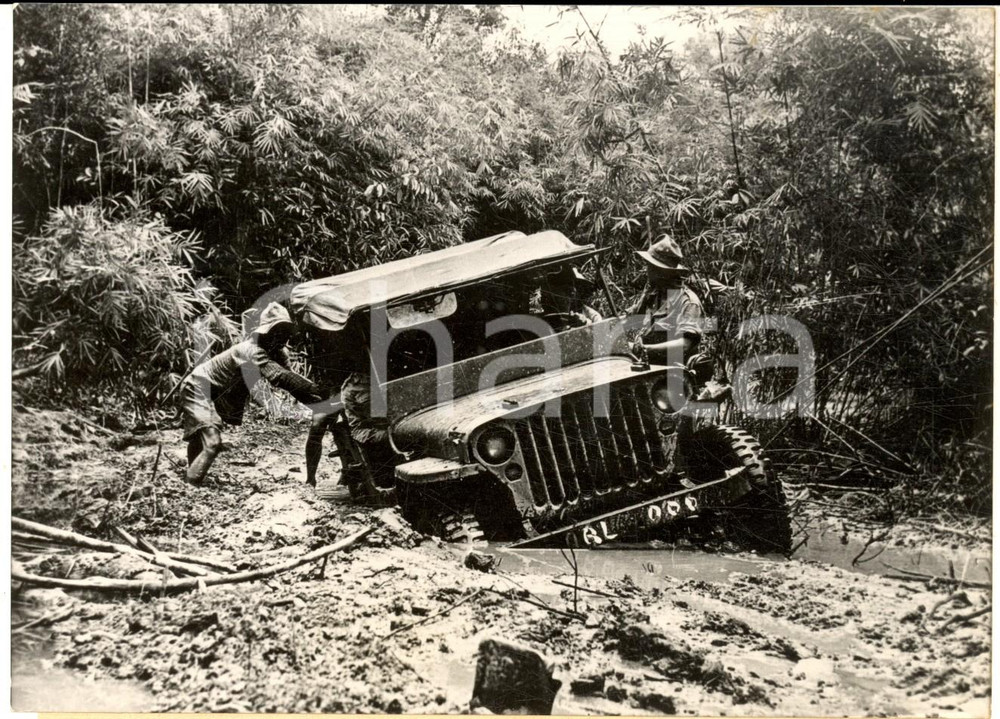 1953 GUERRA DEL VIETNAM - XIENG KOUANG (LAOS) Jeep militare impantanata *Foto