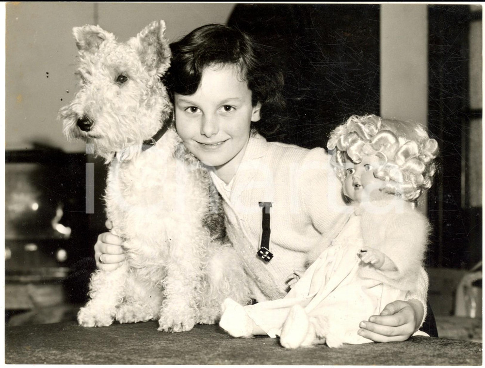 1957 SEAFORD Jennifer CRAIG wearing Badge of Fortitude for her courage *Photo