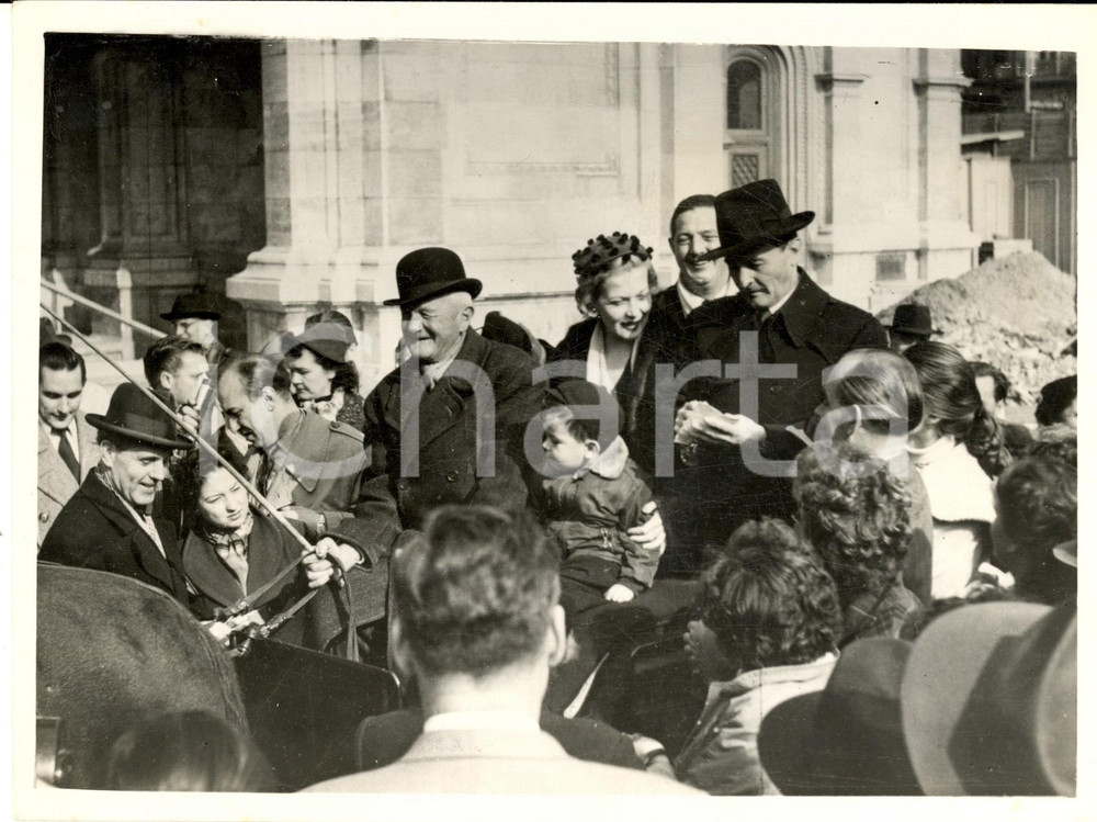 1954 VIENNA Tenore Jan KIEPURA firma autografi agli ammiratori *Foto 20x15 cm