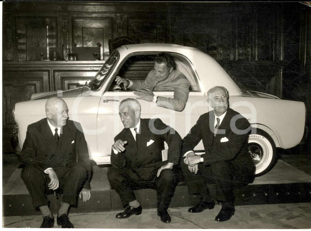 1957 MILANO Presentazione BIANCHINA - PIRELLI VALLETTA BIANCHI AGNELLI - Foto Fotografia d'epoca con didascalia coeva al verso.La fotografia ritrae Leopoldo Pirelli, Giuseppe Bianchi, Edoardo Valletta e Gianni Agnelli. CONDIZIONI: G FORMATO: 18x13 cm     originale e autentica 1