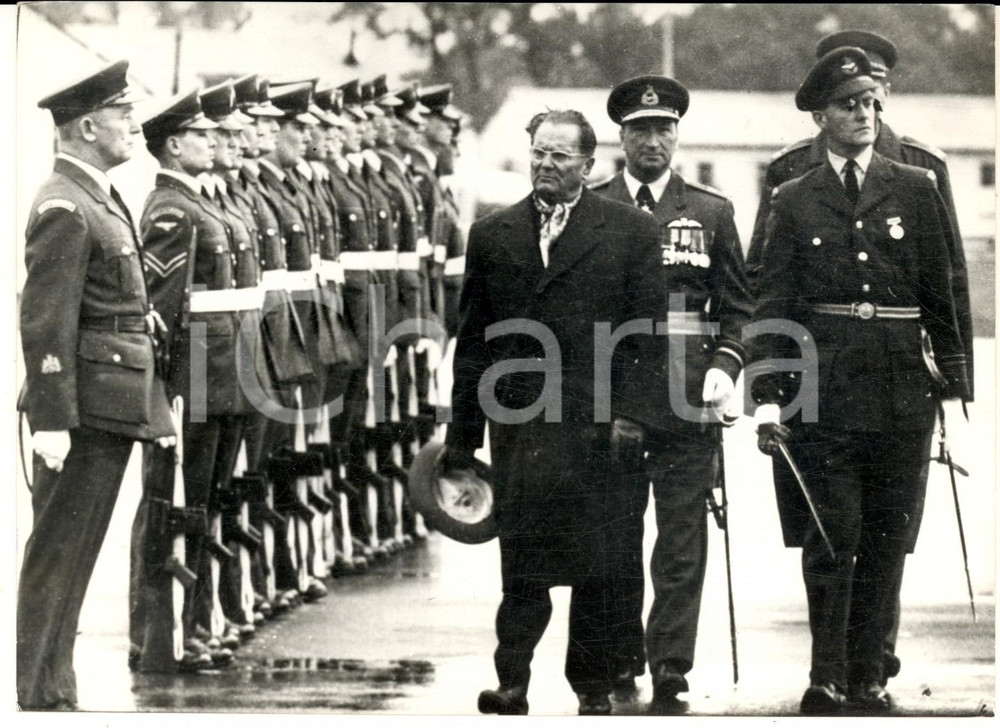 1963 HURN Airport - Maresciallo TITO passa in rassegna un plotone d'onore *Foto