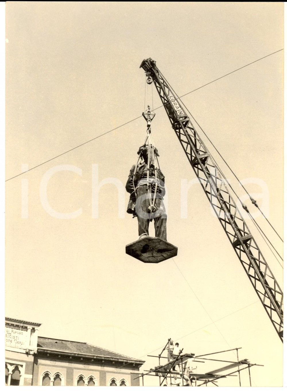 1957 MILANO Piazza BUONARROTI - Spostamento statua VERDI per lavori metro *Foto