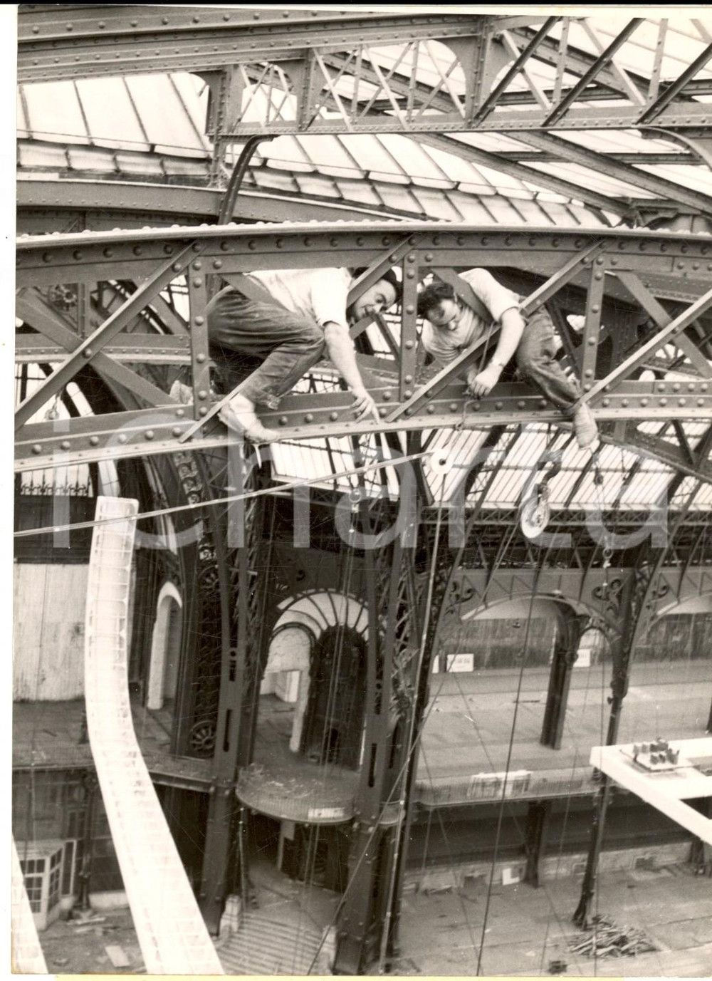1954 PARIS Salon de l'Auto - Ouvriers à 40 m travaillent pour l'ouverture *Photo