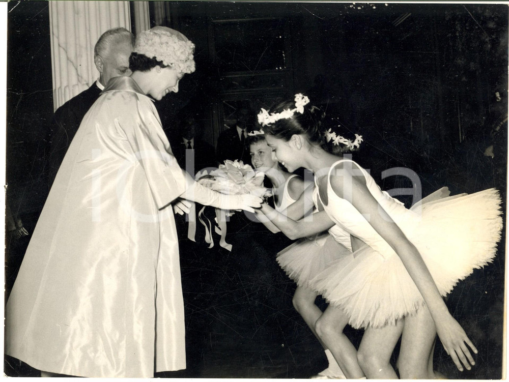 1961 MILANO Teatro alla Scala - Regina Elisabetta omaggiata da piccole ballerine