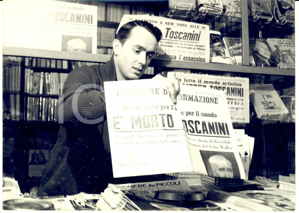 1957 ITALIA Morte di Arturo TOSCANINI - La notizia sui giornali in edicola *Foto