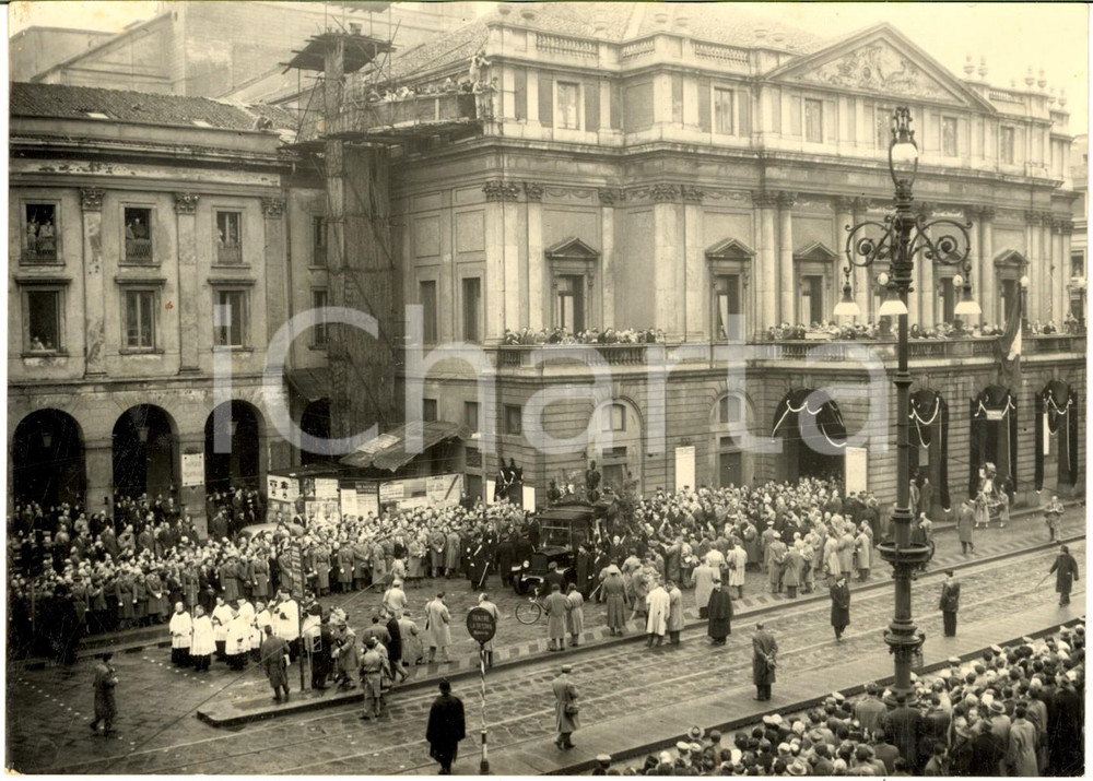 1957 MILANO Funerali Arturo TOSCANINI - Folla al Teatro alla Scala *Foto 18x13