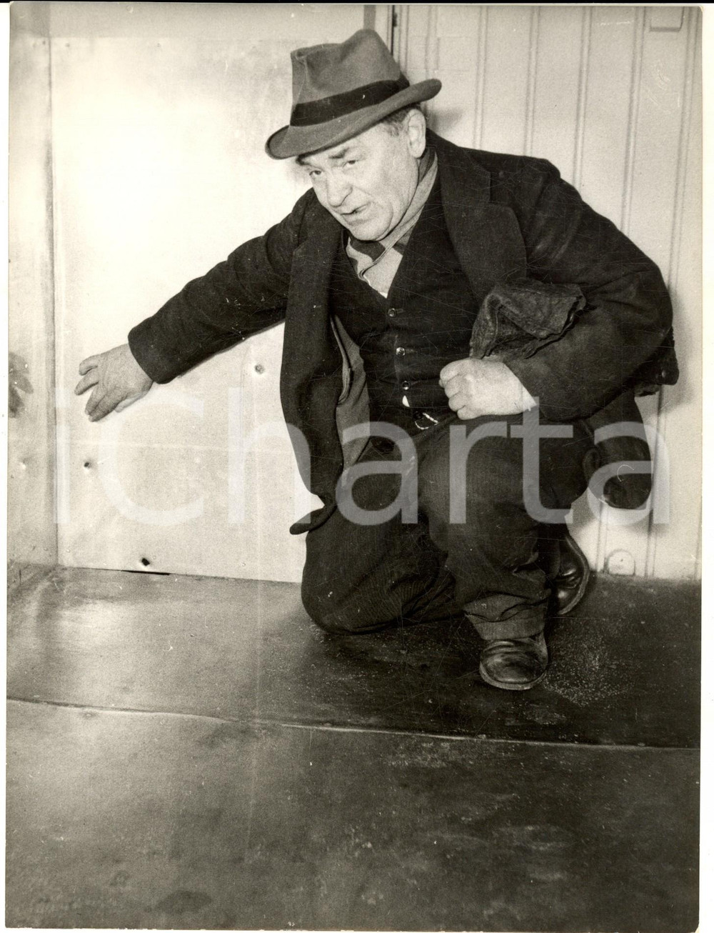 1956 GENOVA Albergo dei Poveri - Ospite mostra i fori di una sparatoria *Foto