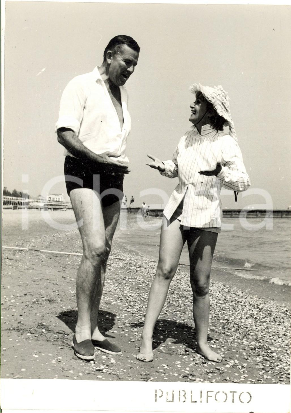 1953 VENEZIA Mostra del Cinema - Bruce CABOT in spiaggia con Elena GIUSTI Foto