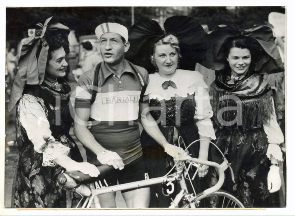 1953 TOUR DE FRANCE Gino BARTALI con ragazze alsaziane in costume tipico *Foto