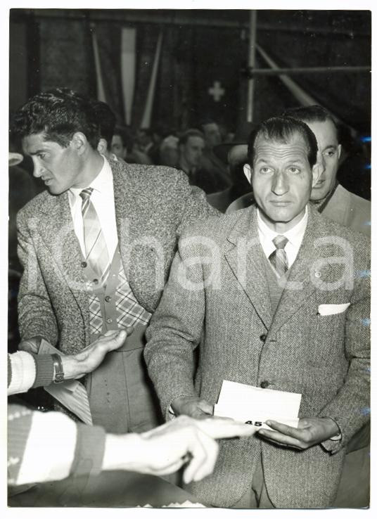 1955 ca MILANO - SANREMO Gino BARTALI e Giovanni CORRIERI alla punzonatura *Foto