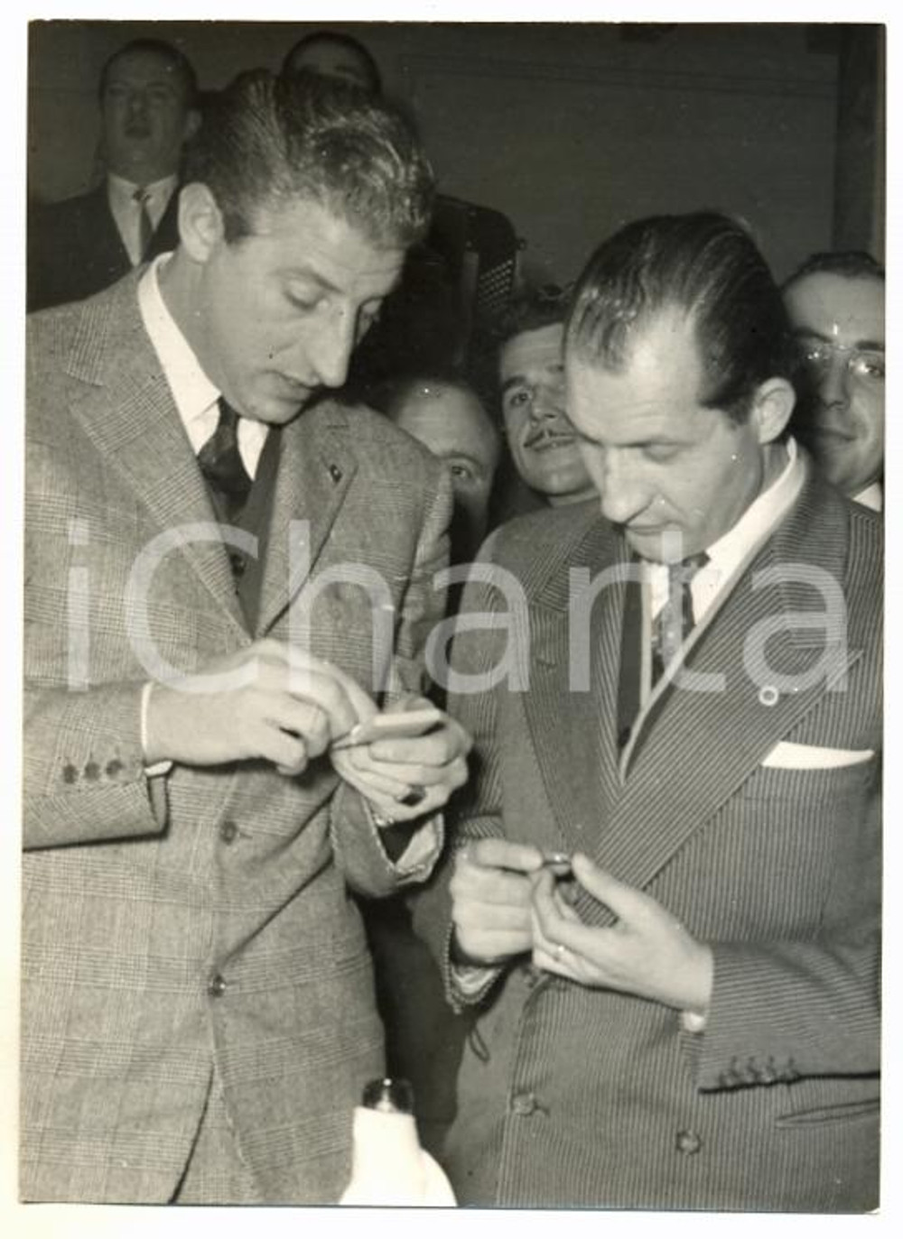 Fotografia d epoca originale 1955 ca BOLOGNA Gino BARTALI e Gino CAPPELLO ricevono medaglia d oro Foto 13x18 1