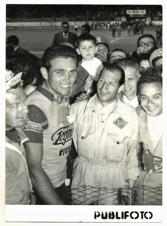 Fotografia d epoca originale 1955 NAPOLI GIRO D ITALIA Gino BARTALI intervista Vincenzo ZUCCONELLI per la RAI 1