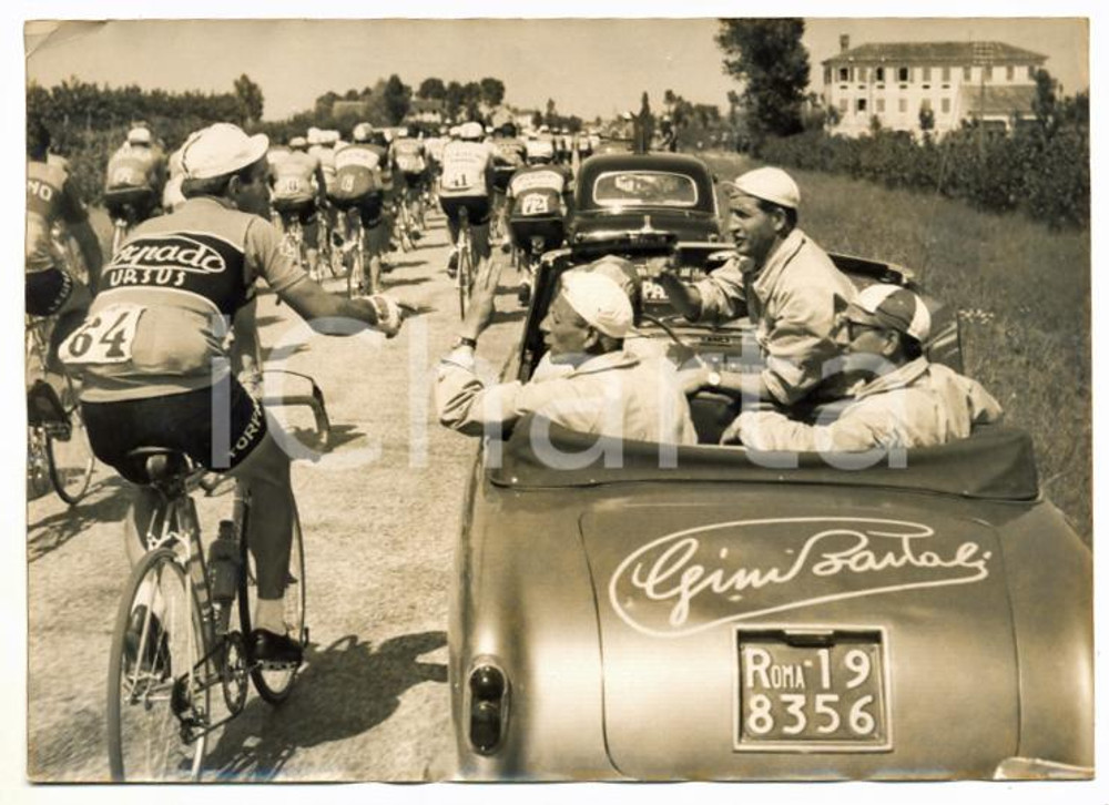 1955 GIRO D'ITALIA Gino BARTALI su auto RAI intervista Nino DEFILIPPIS *Foto