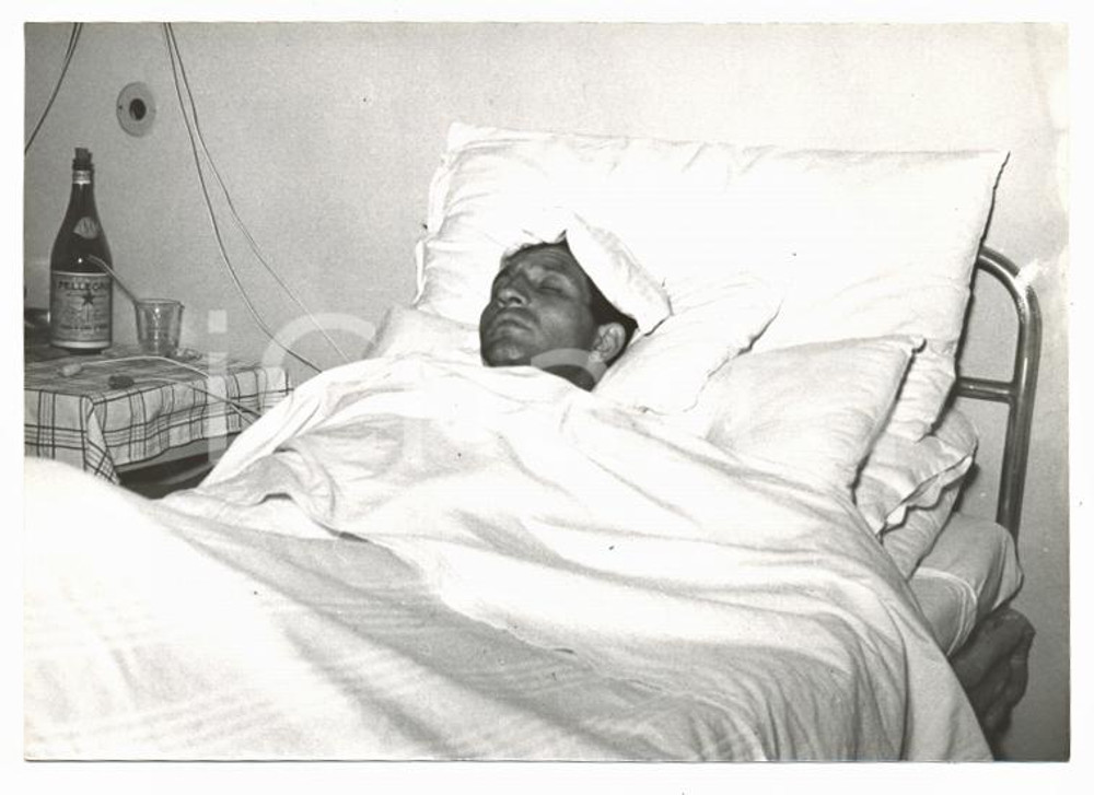1953 MILANO Casa di cura San Camillo - Gino BARTALI a riposo dopo incidente Foto