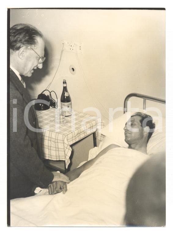 Fotografia d epoca originale 1953 MILANO Casa di cura San Camillo  Alcide DE GASPERI visita Gino BARTALI 1