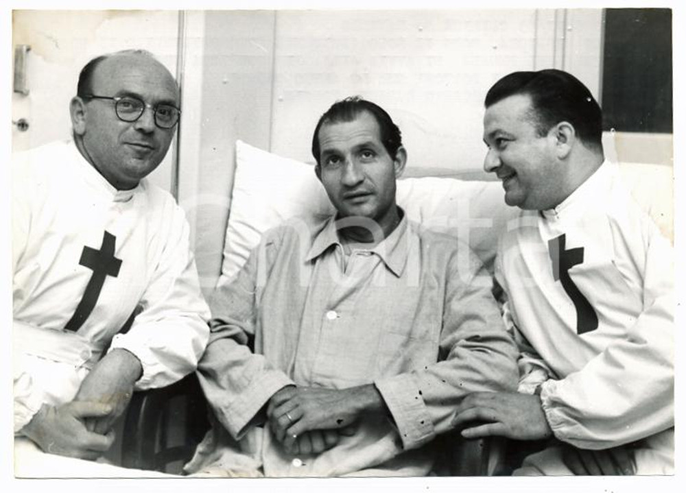 Fotografia d epoca originale 1953 MILANO Clinica San Camillo  Gino BARTALI con Padre SACCARTO e Padre ROSSIN 1