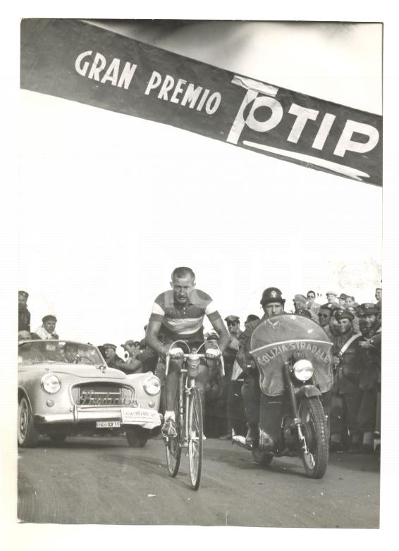 Fotografia d epoca originale 1953 GIRO D ITALIA Polizia stradale scorta Gino BARTALI su Passo dello Stelvio 1