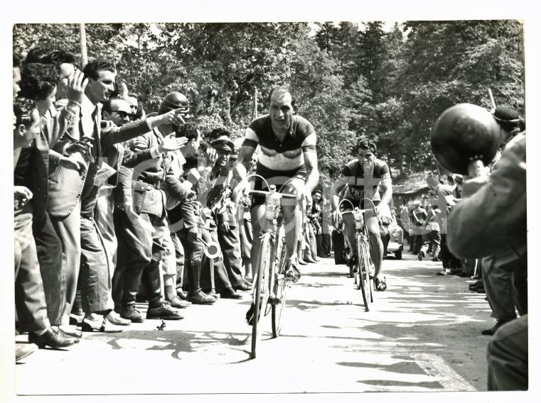 Fotografia d epoca originale 1953 GIRO D ITALIA Gino BARTALI sull ABETONE incitato dai tifosi Foto 18x13 cm 1