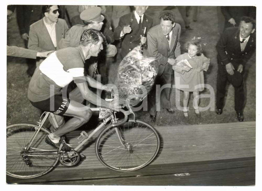 Fotografia d epoca originale 1953 GIRO D ITALIA 20° Tappa  Gino BARTALI acclamato durante giro d onore Foto 1