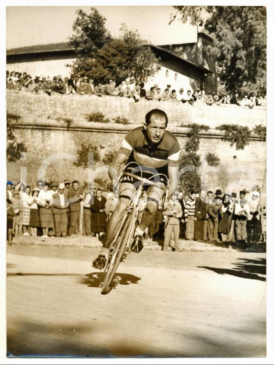 Fotografia d epoca originale 1953 GIRO D ITALIA 7° Tappa  Folla assiste al passaggio di Gino BARTALI Foto 1