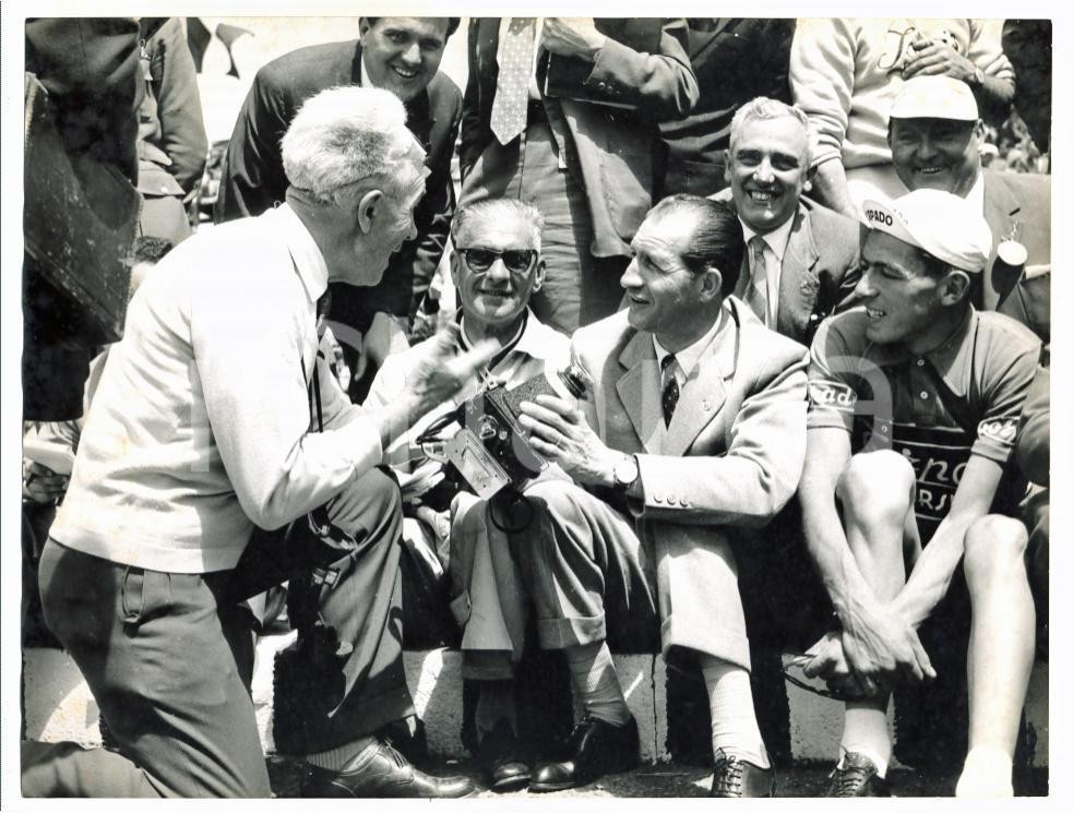 Fotografia d epoca originale 1955 GENOVA GIRO D ITALIA Giovanni VALETTI Gino BARTALI Enzo MOSER Foto 24x18 1