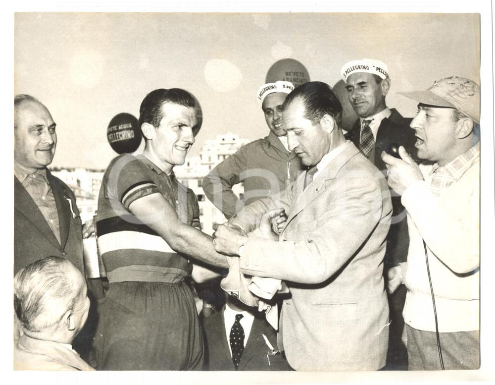 Fotografia d epoca originale 1955 ca CICLISMO Gino BARTALI premia vincitore squadra SAN PELLEGRINO Foto 24x18 1