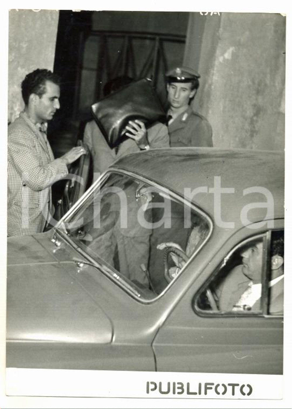 Fotografia d epoca originale 1954 ROMA  CASO MONTESI Leone PICCIONI scortato a Regina Coeli Foto 13x18 1