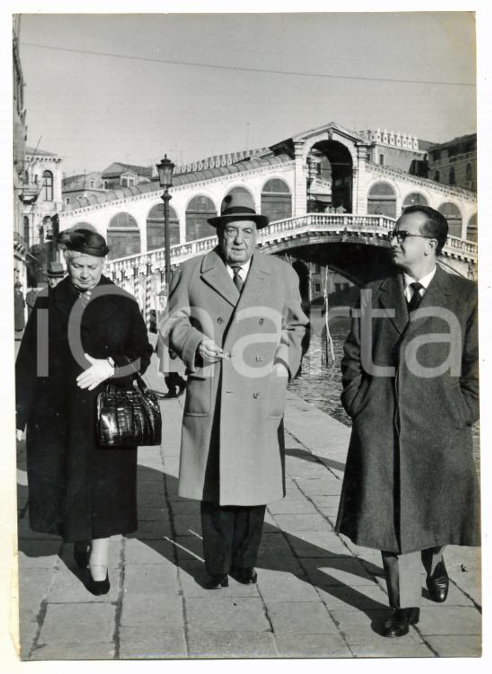 Fotografia d epoca originale 1957 VENEZIA  CASO MONTESI Saverio POLITO passeggia con moglie e figlio Foto 1
