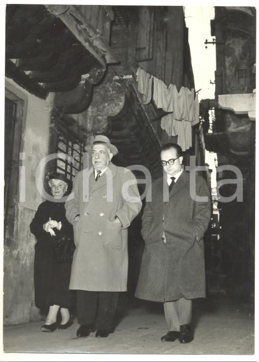 Fotografia d epoca originale 1957 VENEZIA  CASO MONTESI Saverio POLITO a passeggio con moglie e figlio Foto 1