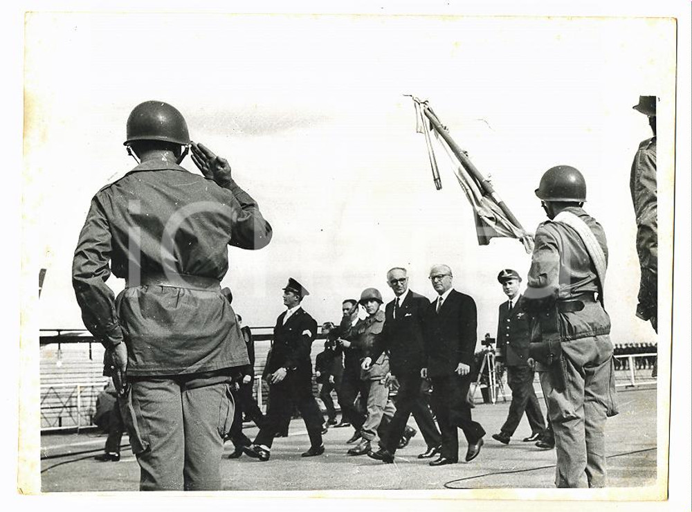 1961 BUENOS AIRES Saluto militare a Giovanni GRONCHI e Arturo FRONDIZI *Foto