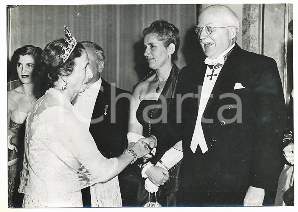 Fotografia d epoca originale 1953 STOCKHOLM  NOBEL PRIZE Ingrid of Sweden shakes hand to Hermann STAUDINGER 1