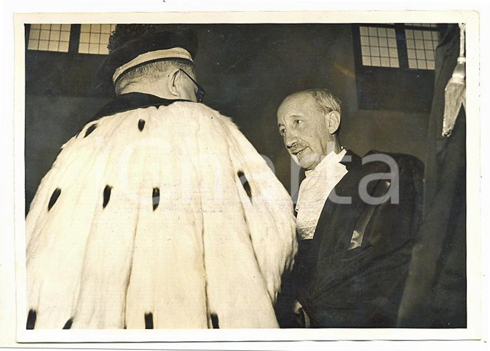 Fotografia d epoca originale 1957 UNIVERSITA  DI TORINO George DE HEVESY ritira laurea ad honorem Foto 18x13 1