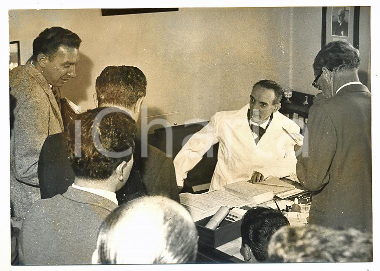 Fotografia d epoca originale 197 ROMA Prof. Daniel BOVET intervistato dopo l assegnazione del NOBEL Foto 1