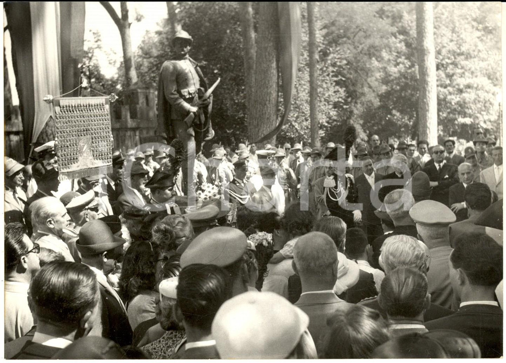 Fotografia d epoca originale 1957 ROMA Pietro CANONICA consegna al sindaco il suo Monumento all Alpino Foto 1